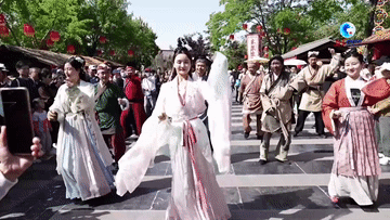 景区乞丐npc遭到游客疯狂投喂