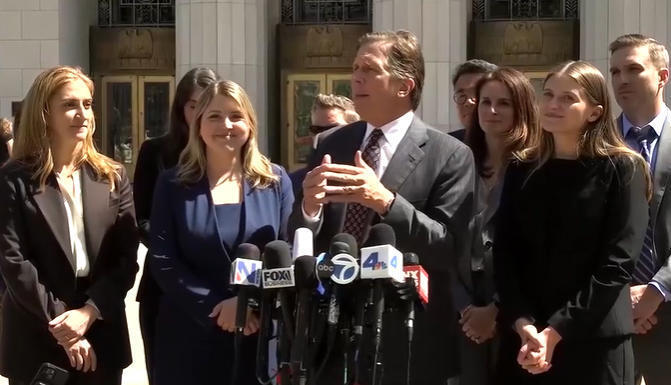 女子网络成瘾平台被判赔600万美元