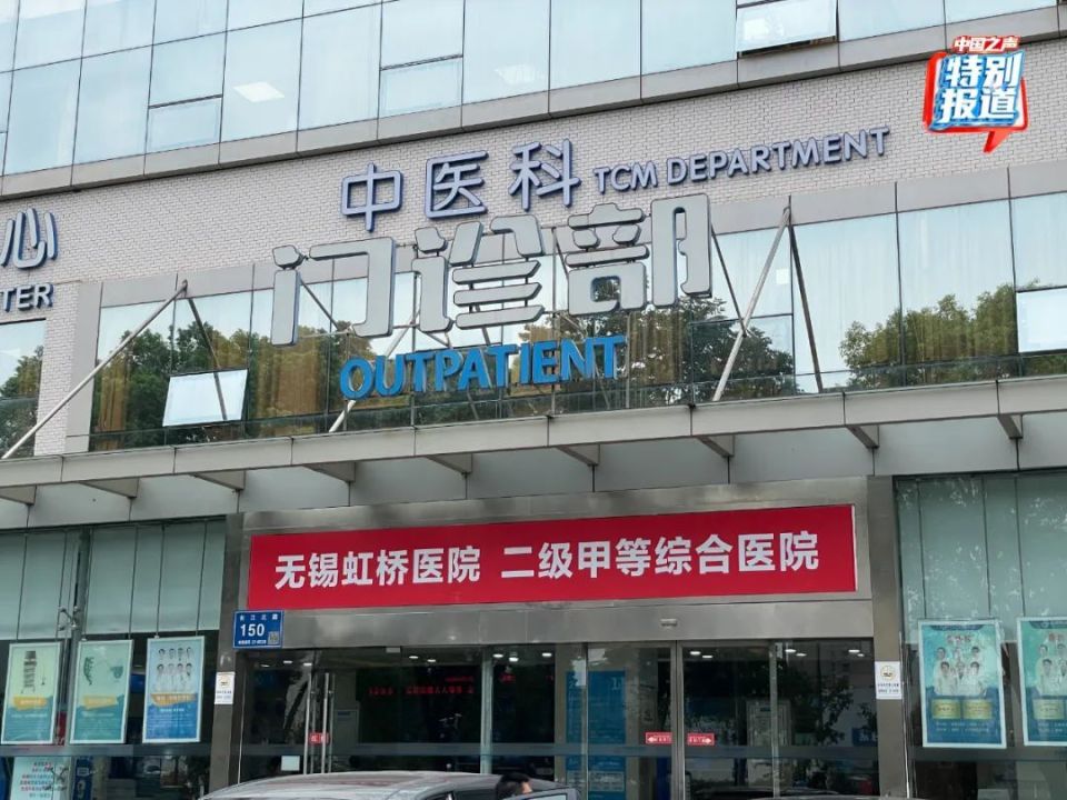 患者没挂上号医生蹲在地上看CT片