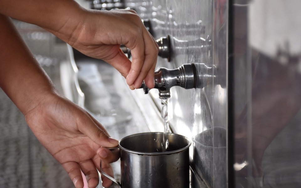 学生喝口热水都计费这钱不烫手吗