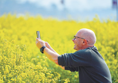 外国游客苏州徒步被中国烧烤硬控
