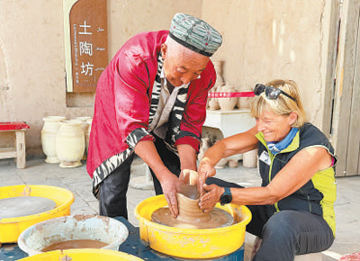 外国游客苏州徒步被中国烧烤硬控