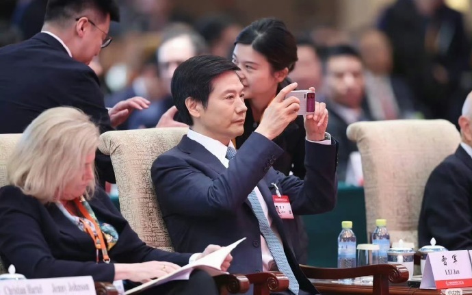 雷军手机背屏壁纸是“逆天改命”