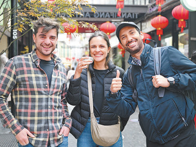 外国游客苏州徒步被中国烧烤硬控