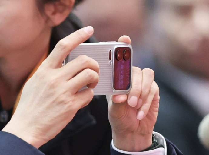 雷军手机背屏壁纸是“逆天改命”