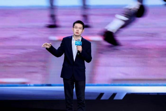 “下个月比赛机器人将跑得比人快”