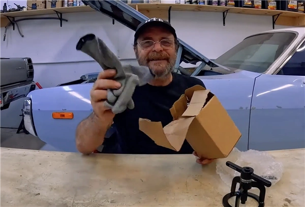 一副手套一件舞裙为何能在国外刷屏