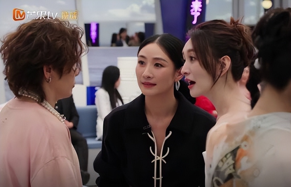 谢娜主持《浪姐》时泪崩