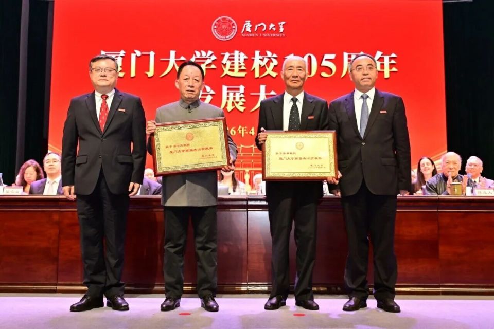 易中天获奖励20万元