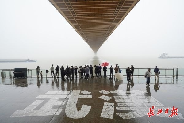 武汉杨泗港长江大桥再现“雨帘瀑布”