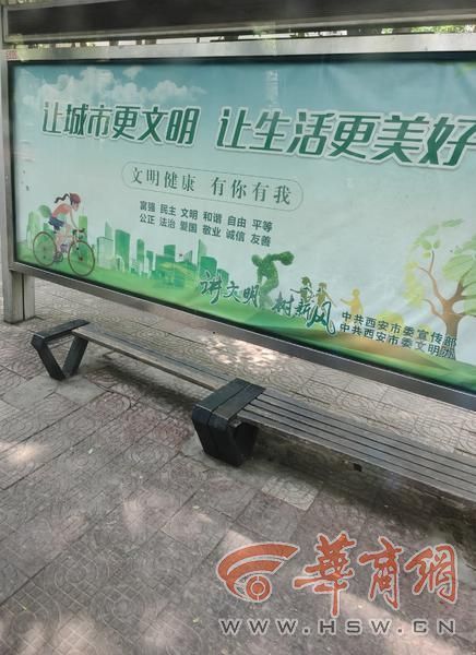 公交座椅损坏乘客默默修复