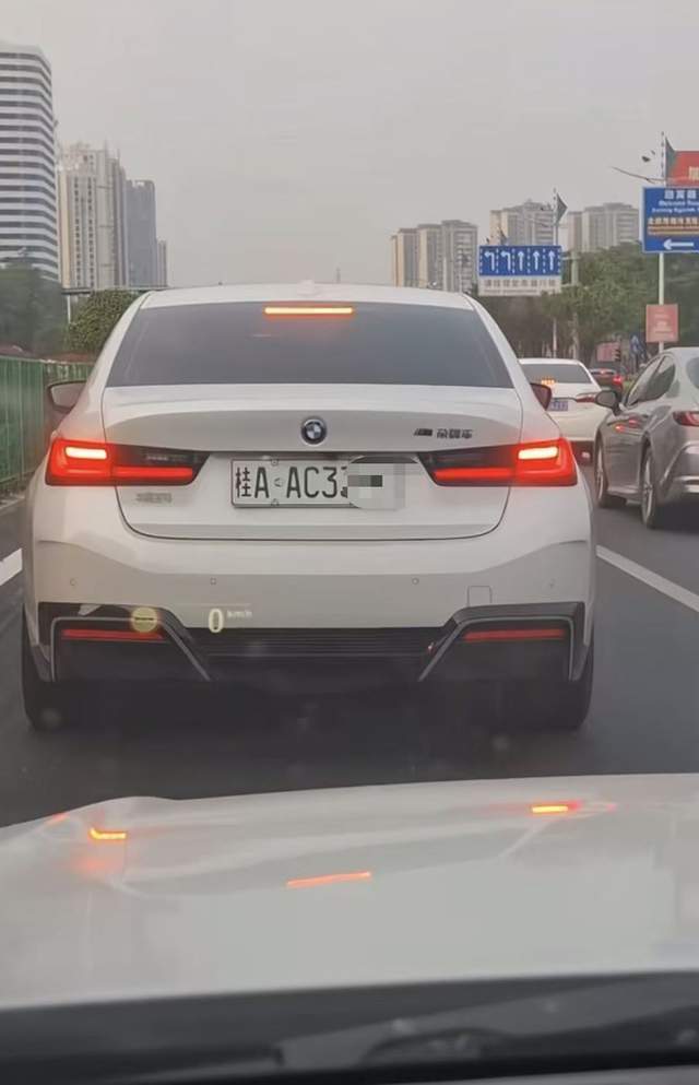 新能源车牌绿色变白色？交管部门回应