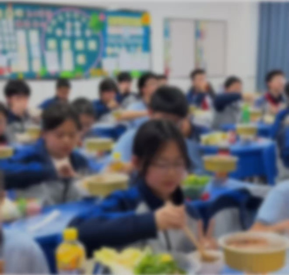 老师组织全班同学边吃火锅边看电影